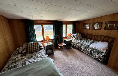 Charming Montana Bungalow with Madison River Views, Steps from Main Street in Ennis, MT - Foto 30