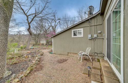 Historic Cabin with Yard 1 Mi to Lake Spavinaw! - Foto 25