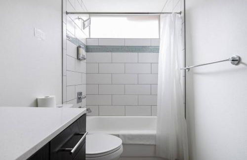 Urban Architectural Retreat with Rooftop Deck & Fi - Foto 29