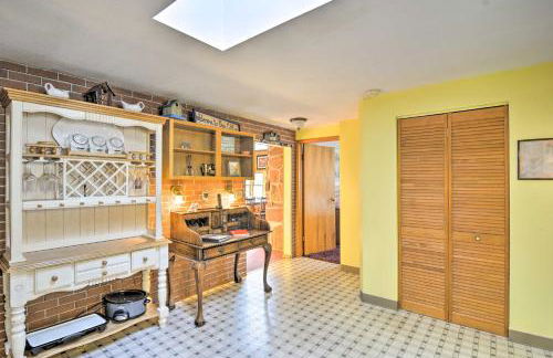 Riverfront Cabin in Alger with Patio and WiFi! - Foto 8