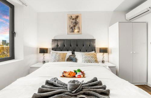 Two BDR Apt By Stay Aura Short Lets & Serviced Accommodation London With Free WiFi, Parking & 10 Min to Brentford Stadium - Foto 8