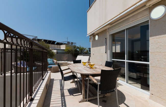 Apartment with Sauna, Hot Tub & Parking - Photo 20