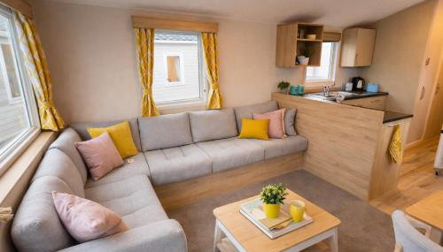 M&B Holiday Home 2025 Cozy Beach side Caravan 4 Beds, 3 Sofa Bed, 7 Sleep, Wifi, Tea and Coffee, Free Parking - Foto 2