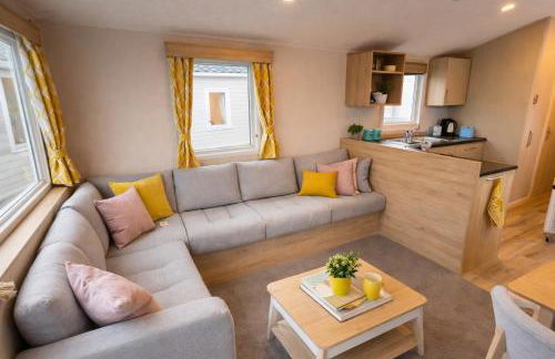 M&B Holiday Home 2025 Cozy Beach side Caravan 4 Beds, 3 Sofa Bed, 7 Sleep, Wifi, Tea and Coffee, Free Parking - Foto 4