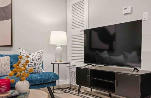 Steps away from Downtown Restaurants and Bars - King Bed - Foto 11