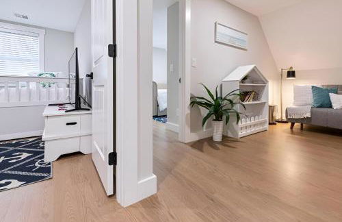 Renovated & Sophisticated Home Near Beach & Shops! - Photo 23