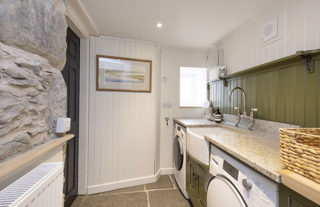 JOIVY Exceptional Cottage W/ Stunning Country Views - Photo 14