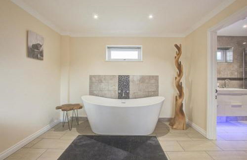 Hunters Cottage - Luxury, high end, hot hub, AC, slipper bath, couples retreat - Photo 54