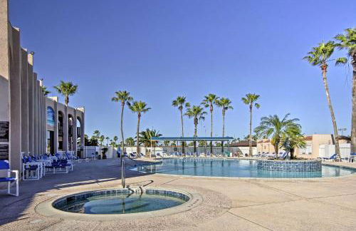 Deck and Pool Access Long Island Village Escape! - Foto 3