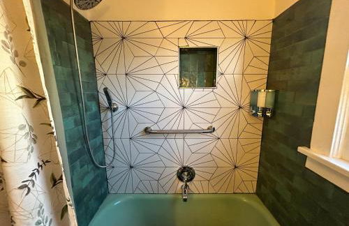 Charming 1920s Retreat Modern Kitchen 5 minutes to Dining and Med District - Foto 7