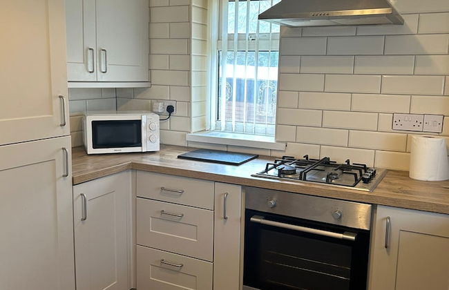 Crynallt Road Apartment - Neath - Photo 5