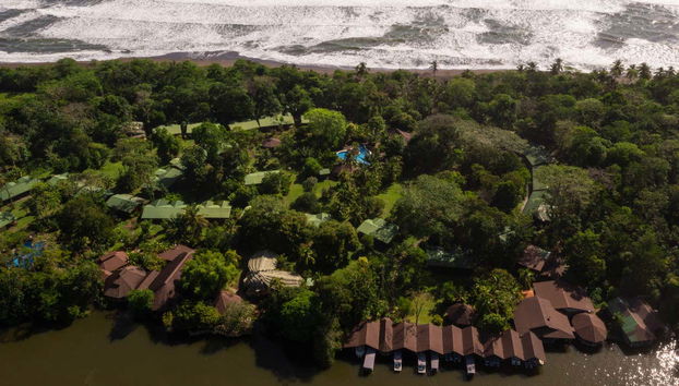 Vistas aéreas del lodge en la selva de Tortuguero