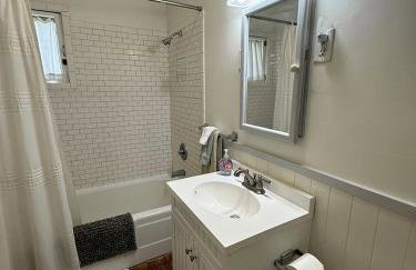 Charming Montana Bungalow with Madison River Views, Steps from Main Street in Ennis, MT - Foto 27