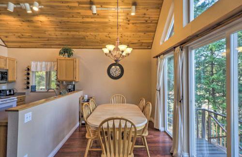 Riverfront Hungry Horse House with Large Deck! - Foto 6