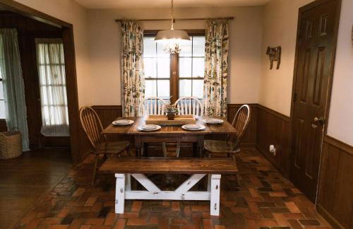 ~ The Cozy Farmhouse ~ | Sleeps 10+ | Farm Views - Foto 9