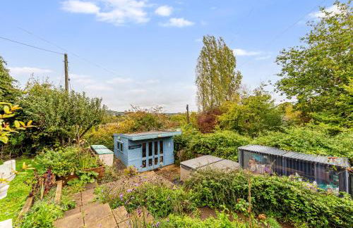 Whimsical Countryside Escape with Sprawling Garden - Foto 40