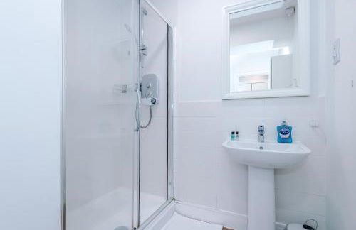 Relax in Style at Wedgwood House 3 BR Home with Garden & Parking - Foto 27