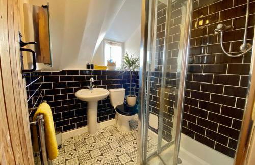 Beautiful Character 5 Bedroom Dorset Thatched Cottage - Great Location - Garden - Parking - Fast WiFi - Smart TV - Newly decorated - sleeps up to 10! Only 18 mins drive to Sandbanks Beach! Close to Bournemouth & Poole - Photo 12