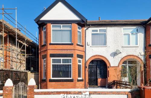 Spacious 6-Bed with Large Patio and Free Parking - Foto 3