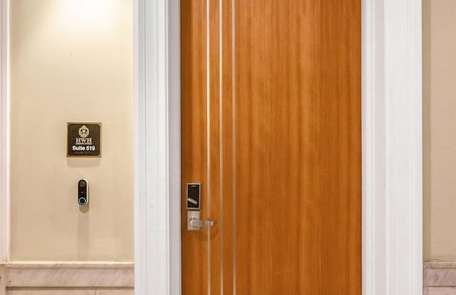 Stylish 2br/2ba At HWH by Oneluxstay - Photo 42