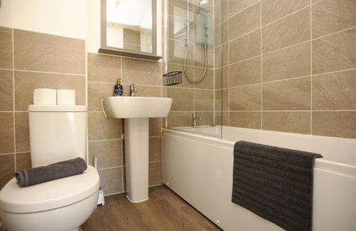 Gregor Place Modern four Bedroom House in Calne with Private Parking, perfect for teams or families staying in the area, Long stays welcome - Photo 42