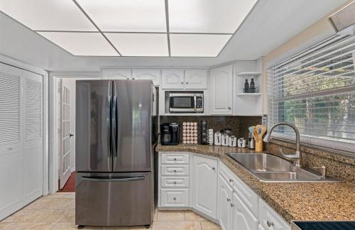 Spacious & Amazing Home w Big Pool and Patio - Photo 11