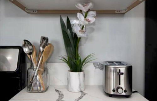 Charming 2BR Condo with Onsite Parking Included - Foto 33