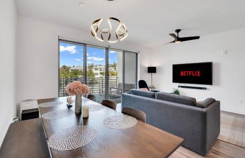 Waterside Retreat: Modern 2BR, Mins to Beach & Apt - Photo 30