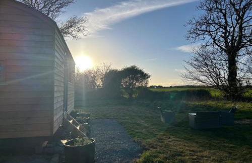 Luxury Shepherds Hut near Glamorgan Coast - Photo 22