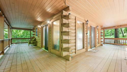 Cozy Creekside Cabin with Wraparound Porch home - Foto 3