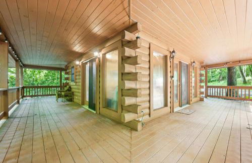 Cozy Creekside Cabin with Wraparound Porch home - Foto 3