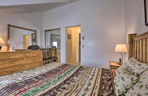 Fireplace and Stream Access Cozy Grand Lake Retreat - Foto 19