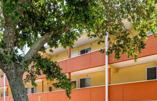 Calm Waterside Condo - Views, Pool & Family Fun - Foto 19