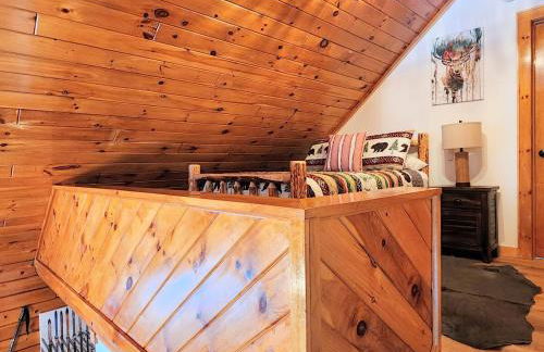 Stylish Forest Lodge with Large Hot Tub, Firepit and Fireplace minutes to Gore Mountain - Foto 41