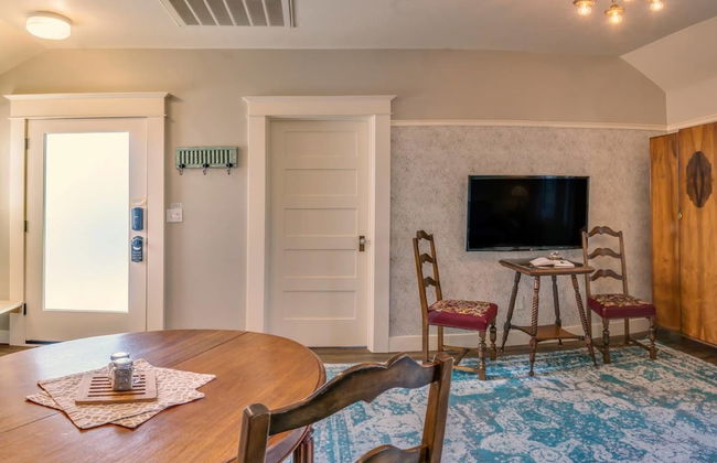 Redtail Suites ~ Entire Home ~ Sleeps 12 ~ Tesla Station - Foto 17