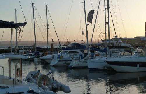 Sun-Soaked- Charming Views Overlooking the Harbour - Foto 10