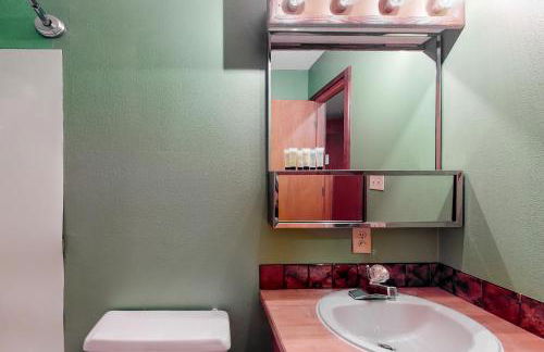 Compton's - Photo 22