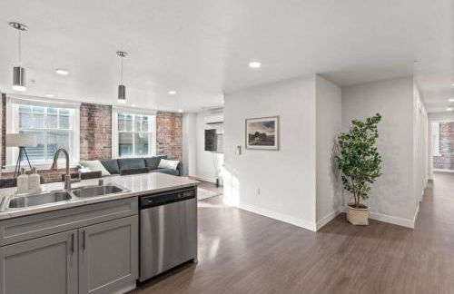 King Bed - J and K on Main Luxury Apartment 306 - Foto 8