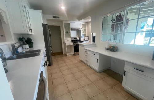 Granada Hills Private Unique Pool Luxury 4BR Family Retreat - Patio, Outdoor Dining, BBQ Grill, & Free Parking - Foto 14