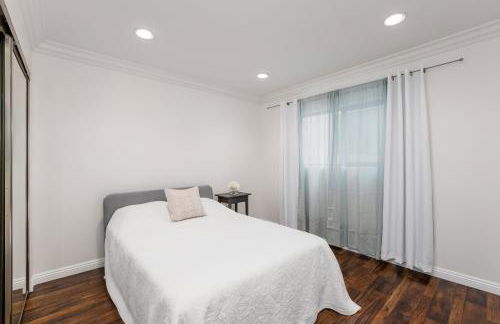 Luxury 2-Bedroom Condo in Studio City - Foto 11