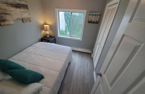 Beachy Bay Breeze Bungalow 2BR with parking and close to many amenities. - Foto 5