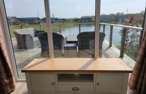 Luxury 2-Bed Lodge in Routh Sleeps 4 with Hot Tub - Foto 10