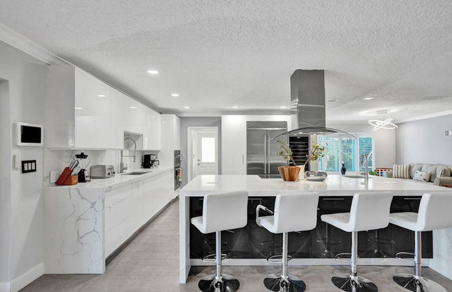 Luxe 4BR Waterfront w Htd Pool 5min to Beach - Foto 12