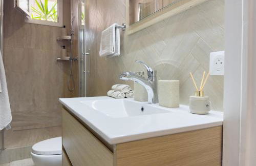 Central Studio - Bright & Modern - Private Terrace - AirCon - Near Train & Beach - Foto 43