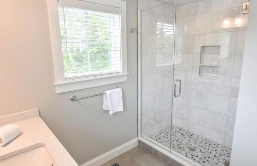 Gorgeous Architectural Home w Water Views - Foto 18