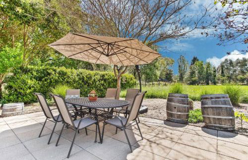 Charming 4BR Wine Country Getaway with Spa & Firepit - Foto 51