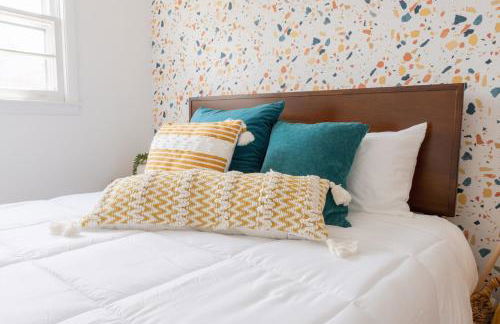 Retro Retreat renovated 2BR, desk, no chore list! - Foto 8