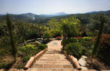 Künstlerhaus Finca Madreselva mit atemberaubenden Weitblick mit Infinitypool, kleinen Teichen und vielen Sitzplätzen in Tolox Malaga im Nationalpark Sierra de las Nieves, ideal für Entspannung, aber auch zum Wandern - Foto 14