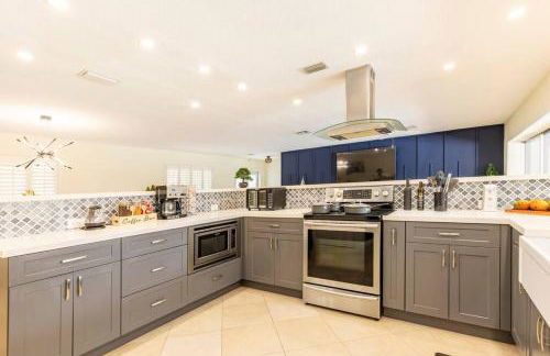 Spacious 4 Bedroom 3 Bathroom House with Heated Pool and Outdoor Shower close to FFL Airport and Cruise Port - Foto 24