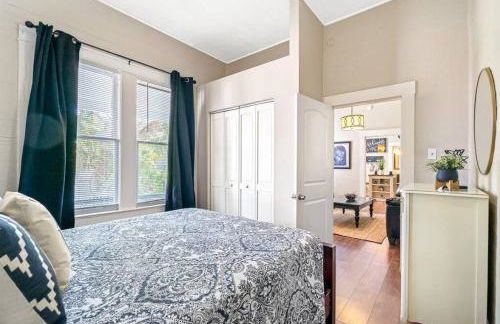 Charming and Historic Bungalow Near All - Foto 17